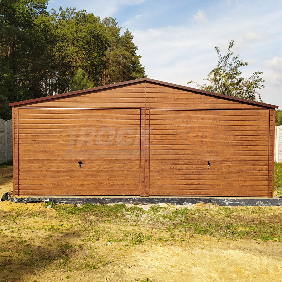 Drewnopodobny garaż blaszany 6x6 m, dwuspadowy, bramy uchylne - obrazek 2